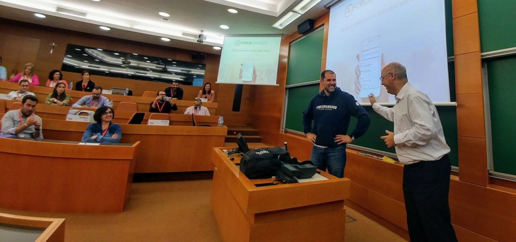 Oscar Macia, CEO de ForceManager bromeando con Albert Fernández, profesor del IESE.