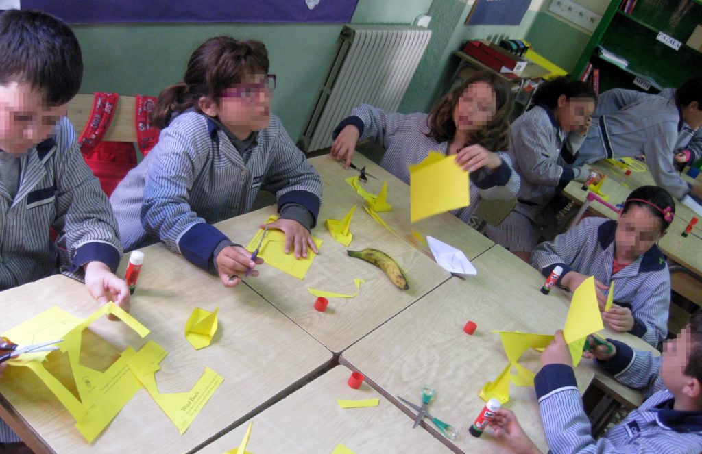 Intentar construir un modelo de papel a partir de instrucciones ambiguas supone un reto a superar.