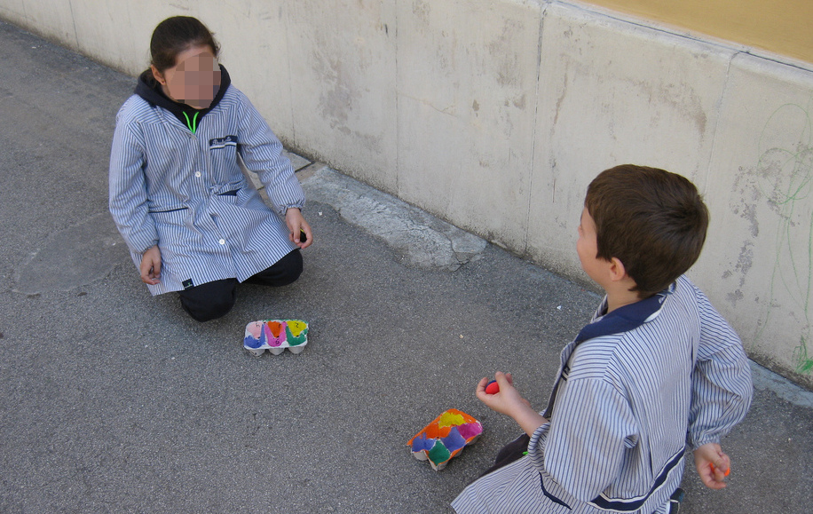  Juego de habilidad en el que los alumnos lanzan chapas dentro de una huevera con puntuación. Los alumnos realizan operaciones básicas en inglés.